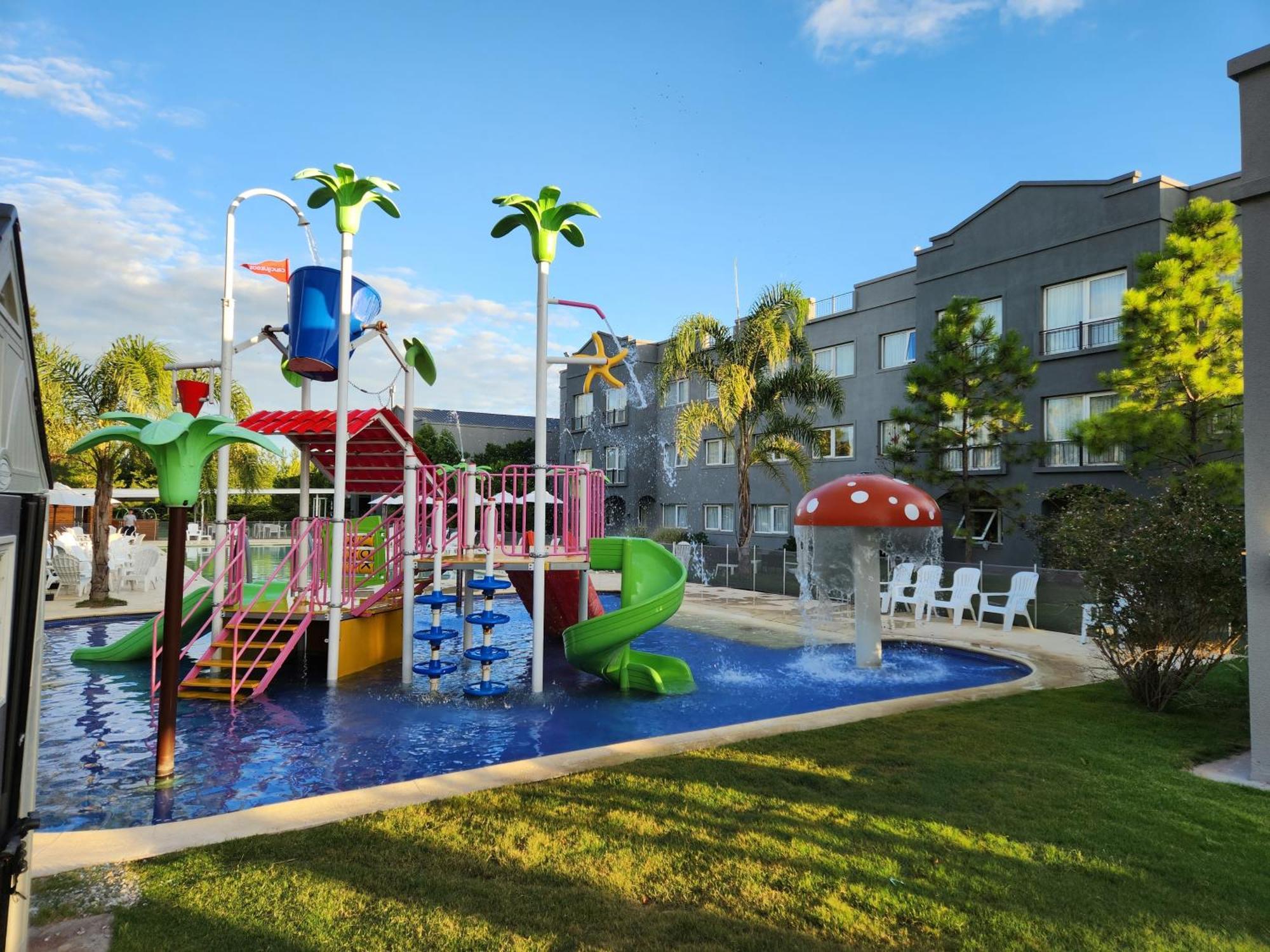 Howard Johnson Hotel&Resort Funes Zewnętrze zdjęcie
