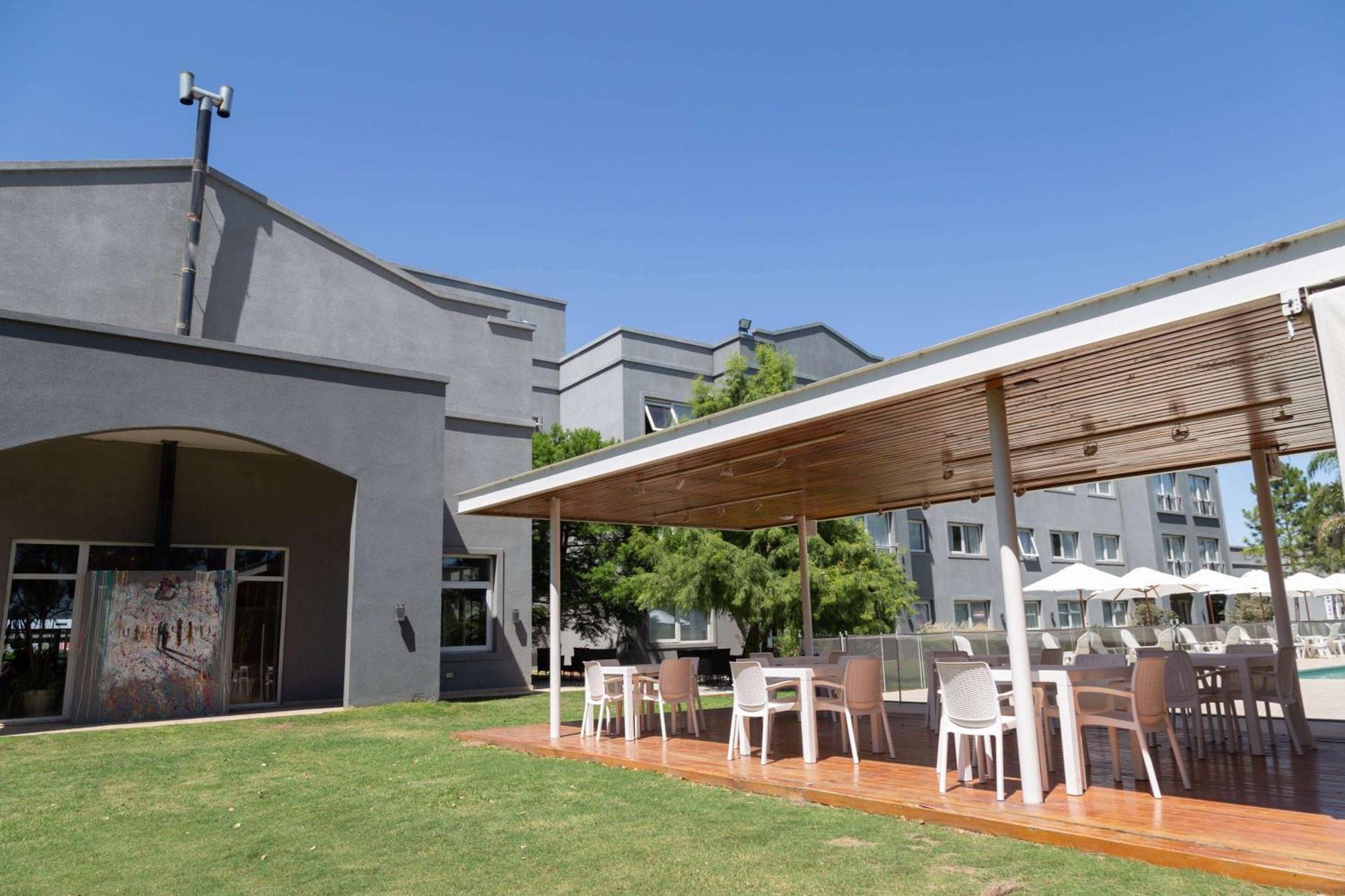 Howard Johnson Hotel&Resort Funes Zewnętrze zdjęcie