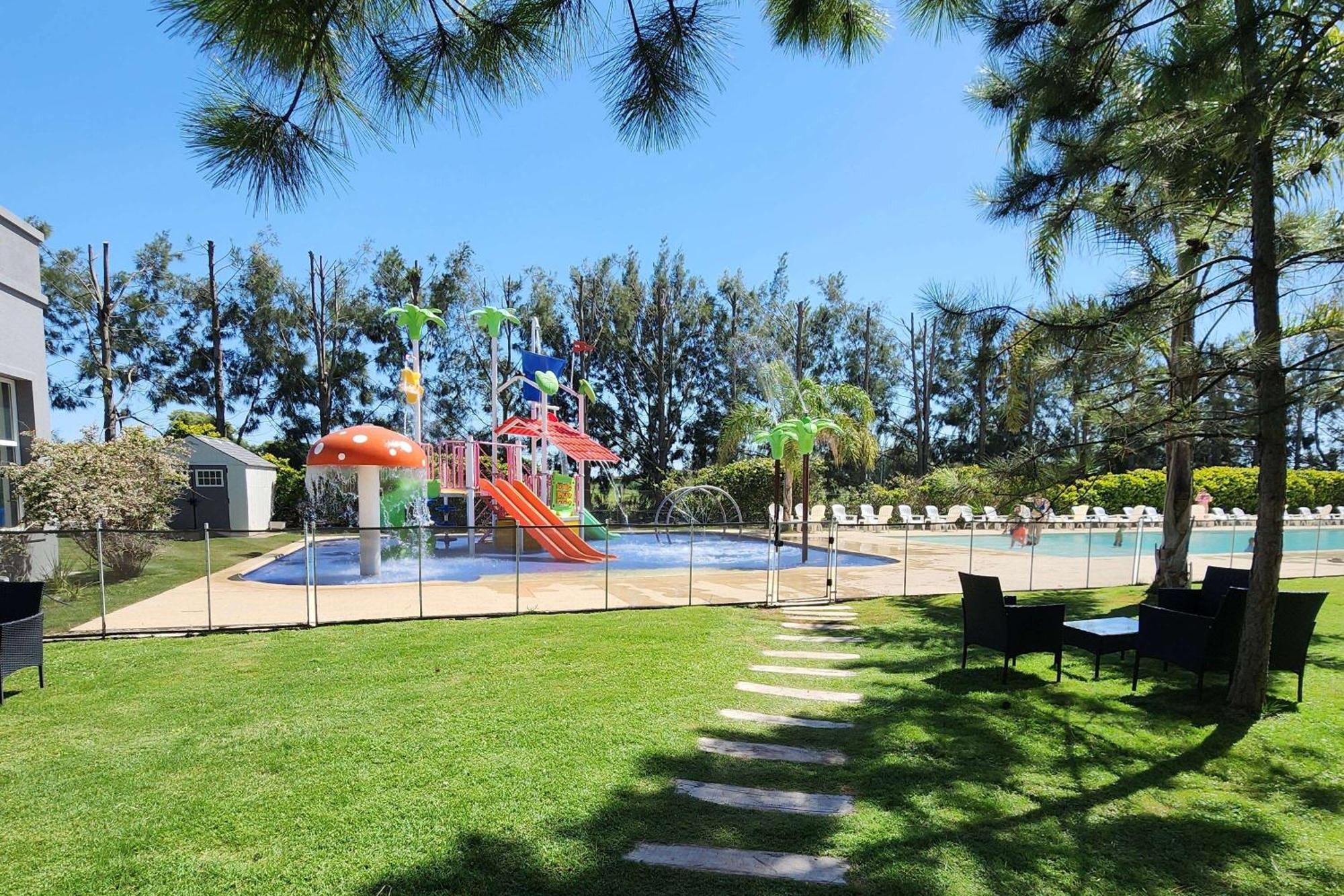 Howard Johnson Hotel&Resort Funes Zewnętrze zdjęcie