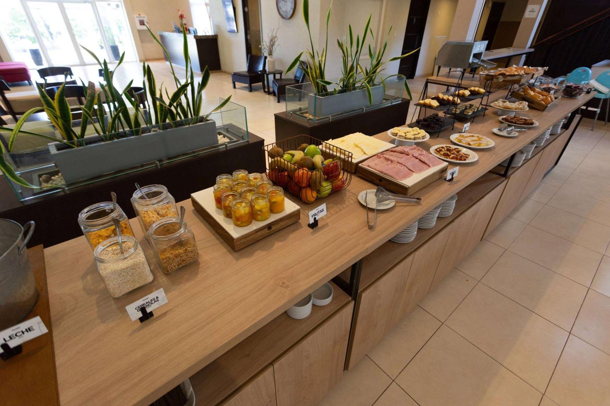 Howard Johnson Hotel&Resort Funes Zewnętrze zdjęcie