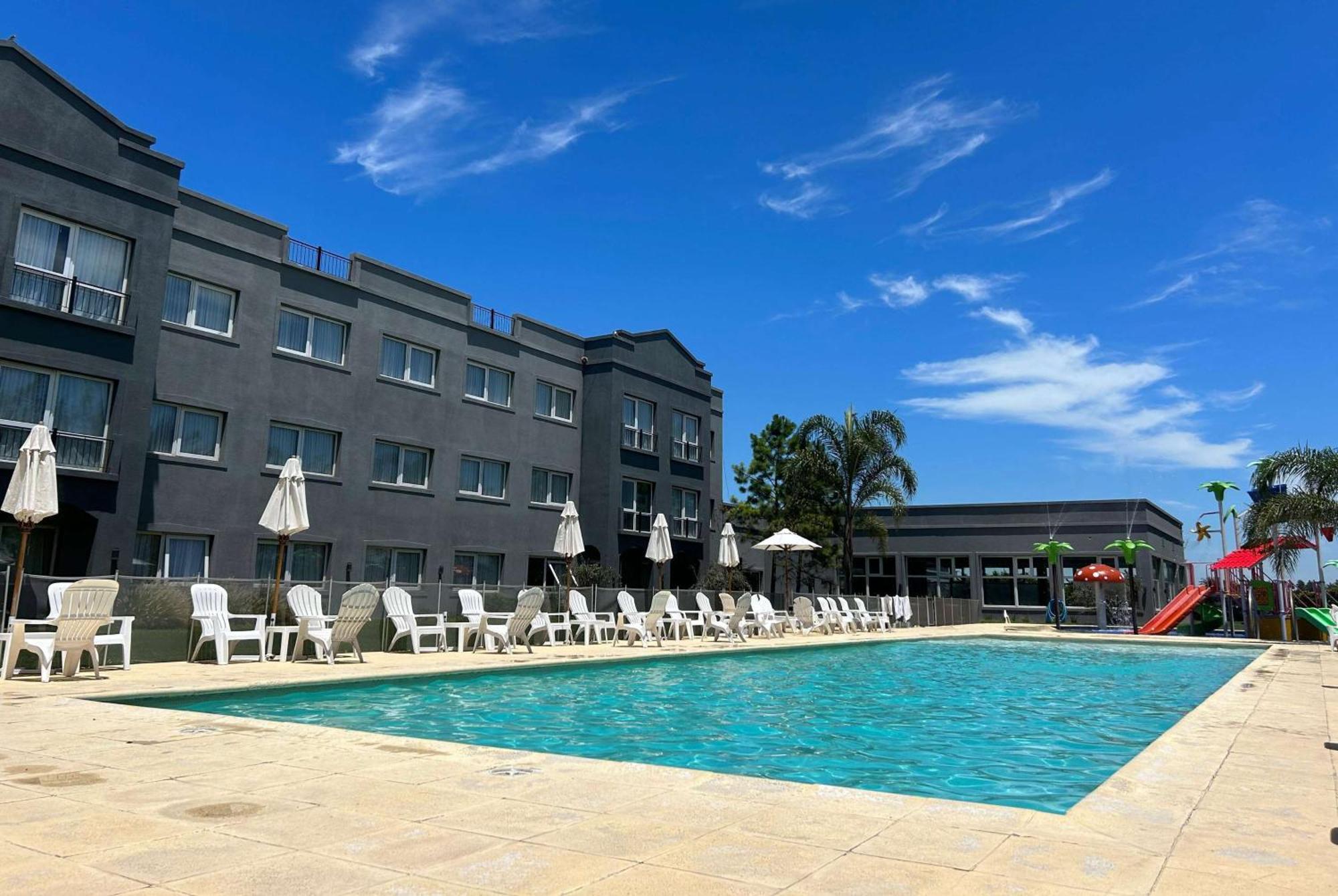 Howard Johnson Hotel&Resort Funes Zewnętrze zdjęcie