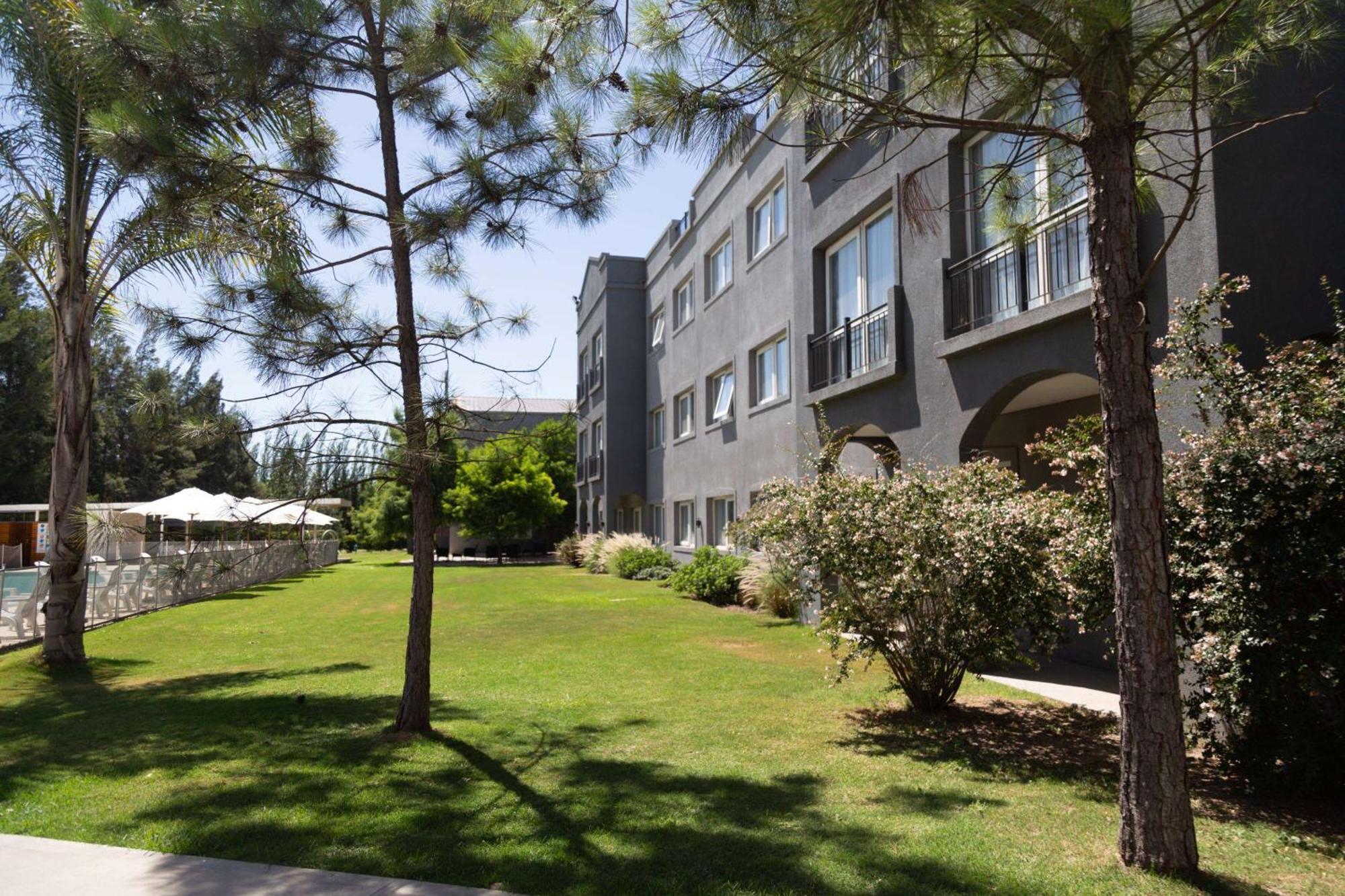 Howard Johnson Hotel&Resort Funes Zewnętrze zdjęcie